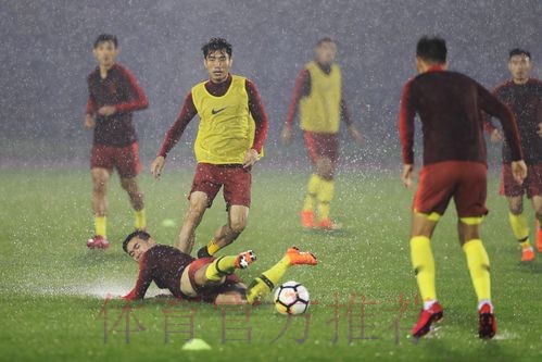 国足冒雨备战 里皮满意球队训练表现